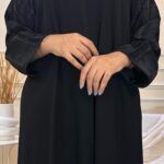 عبايه كتف بتطريز اسود اري