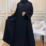 عباية مقفلة كلاسيك محددة بأسود