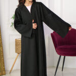 عبايه بناتية مطرزة على اكمام بشكل ورورد بلون اسود