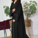 ⁦عبايه بناتية مطرزة على اكمام بشكل ورورد بلون اسود⁩ - الصورة ⁦3⁩