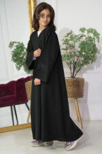 ⁦عبايه بناتية مطرزة على اكمام بشكل ورورد بلون اسود⁩ - الصورة ⁦3⁩