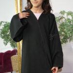 ⁦عبايه بناتية مطرزة على اكمام بشكل ورورد بلون اسود⁩ - الصورة ⁦4⁩