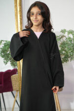 ⁦عبايه بناتية مطرزة على اكمام بشكل ورورد بلون اسود⁩ - الصورة ⁦4⁩