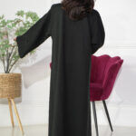 ⁦عبايه بناتية مطرزة على اكمام بشكل ورورد بلون اسود⁩ - الصورة ⁦5⁩