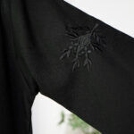 ⁦عبايه بناتية مطرزة على اكمام بشكل ورورد بلون اسود⁩ - الصورة ⁦6⁩