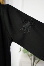 ⁦عبايه بناتية مطرزة على اكمام بشكل ورورد بلون اسود⁩ - الصورة ⁦6⁩