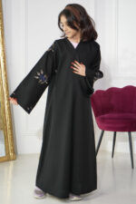 ⁦عبايه بناتية مطرزة على اكمام بشكل ورورد بلون الكحلي⁩ - الصورة ⁦2⁩