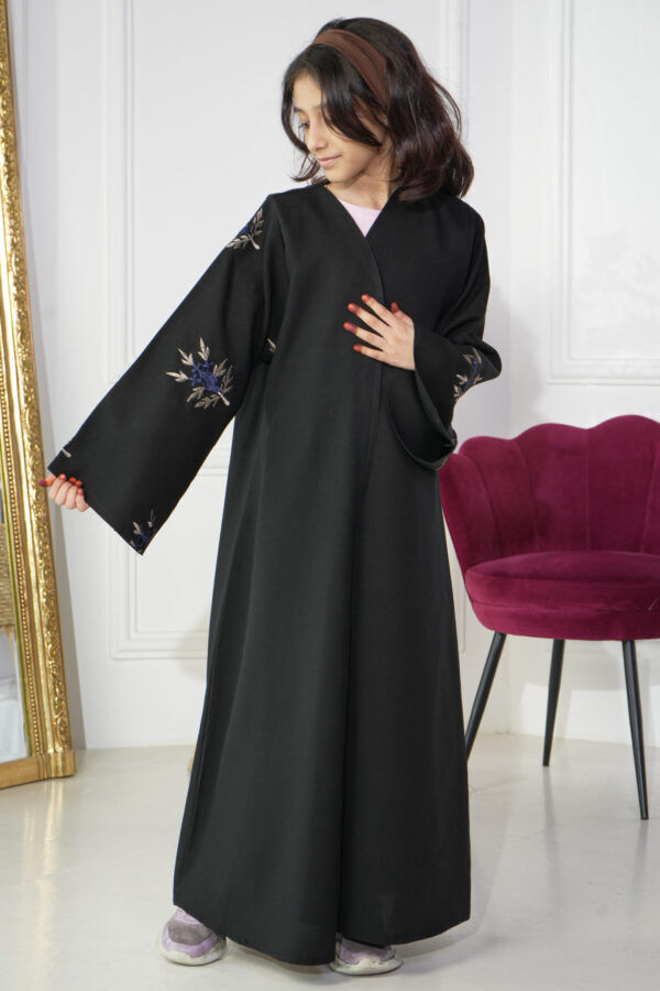 ⁦عبايه بناتية مطرزة على اكمام بشكل ورورد بلون الكحلي⁩ - الصورة ⁦2⁩