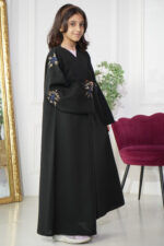 عبايه بناتية مطرزة على اكمام بشكل ورورد بلون الكحلي