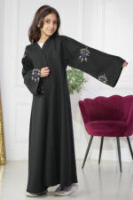 ⁦عبايه بناتية مطرزة على اكمام بشكل ورورد بلون الكحلي⁩ - الصورة ⁦4⁩