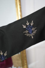 ⁦عبايه بناتية مطرزة على اكمام بشكل ورورد بلون الكحلي⁩ - الصورة ⁦5⁩