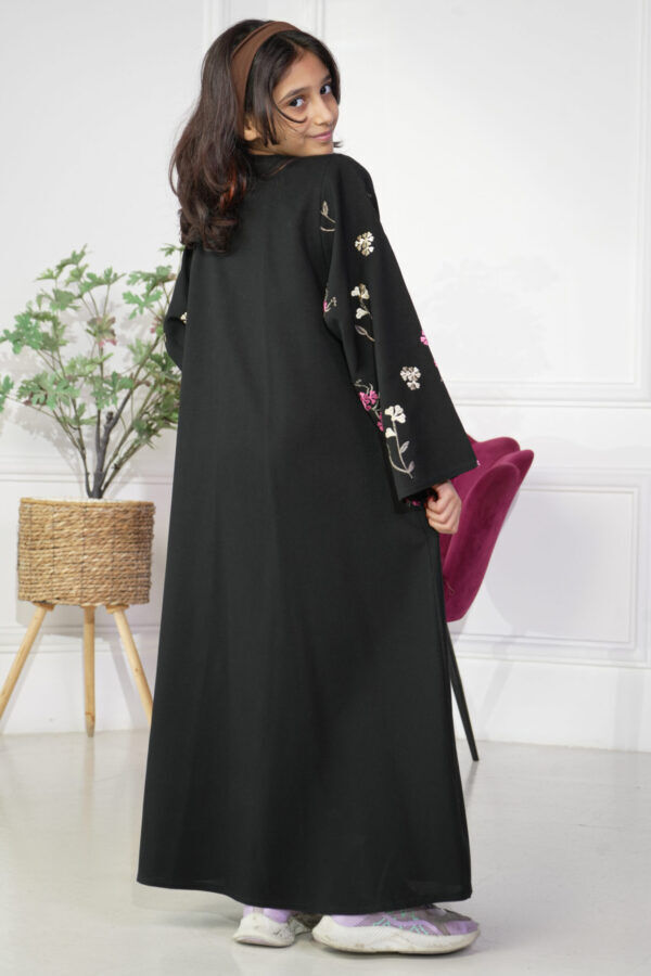 ⁦عباية بناتية بشك ملون على الأكمام بشكل و زهور ملونة⁩ - الصورة ⁦4⁩