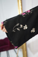 ⁦عباية بناتية بشك ملون على الأكمام بشكل و زهور ملونة⁩ - الصورة ⁦6⁩