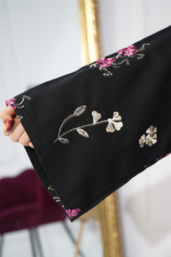 ⁦عباية بناتية بشك ملون على الأكمام بشكل و زهور ملونة⁩ - الصورة ⁦6⁩