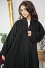 عباية بناتي بشريط شك من الأمام بخرز لامع على شكل شريط ناعم