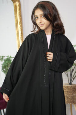 عباية بناتي بشريط شك من الأمام بخرز لامع على شكل شريط ناعم