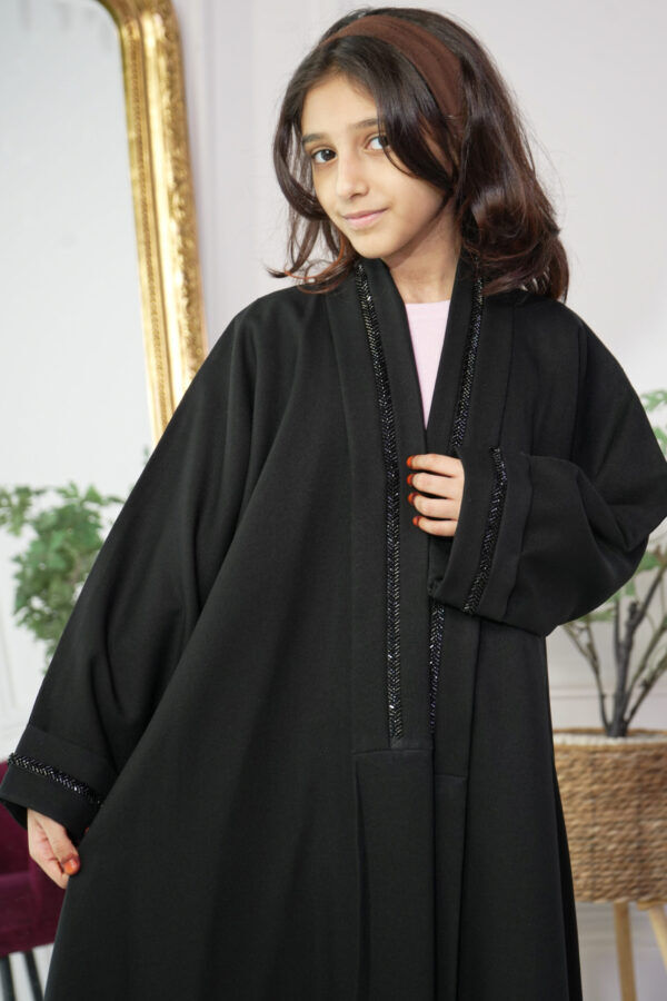 عباية بناتي بشريط شك من الأمام بخرز لامع على شكل شريط ناعم