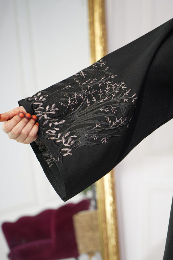 ⁦عباية بناتية مطرز بني على الاكمام⁩ - الصورة ⁦3⁩