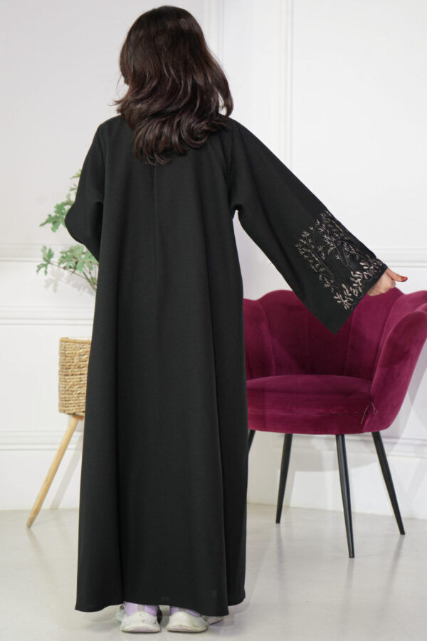 ⁦عباية بناتية مطرز بني على الاكمام⁩ - الصورة ⁦4⁩