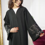 عباية بناتية مطرز بني على الاكمام