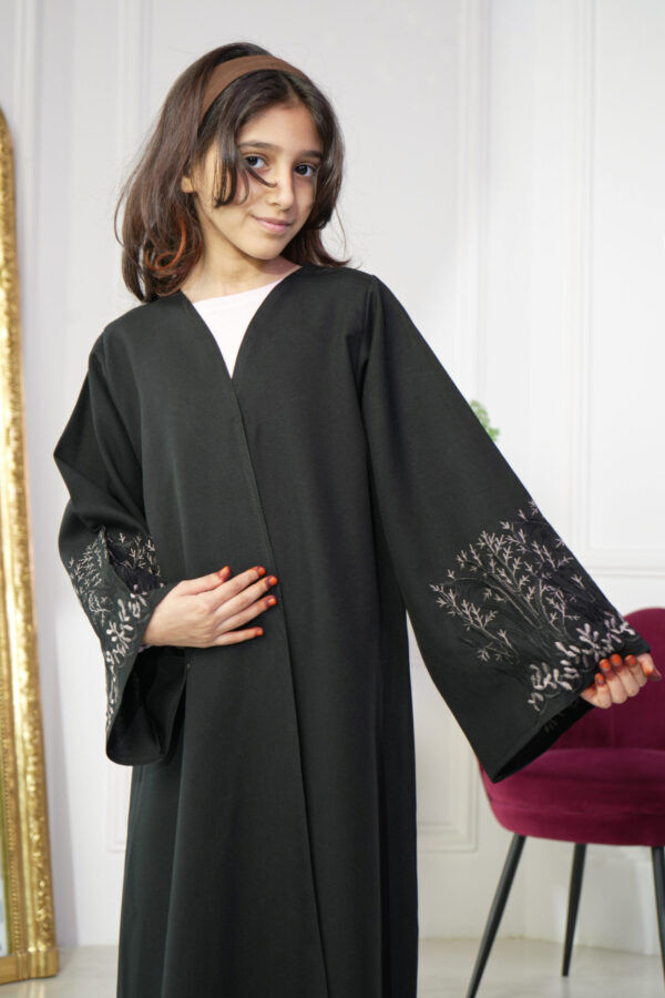 ⁦عباية بناتية مطرز بني على الاكمام⁩ - الصورة ⁦5⁩