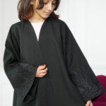 عباية بناتية مطرز بأسود مخفى على الأكمام