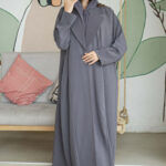 ⁦عباية بليزر رمادي بكسرات من الاجناب⁩ - الصورة ⁦2⁩