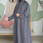 ⁦عباية بليزر رمادي بكسرات من الاجناب⁩ - الصورة ⁦3⁩