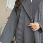 ⁦عباية بليزر رمادي بكسرات من الاجناب⁩ - الصورة ⁦7⁩