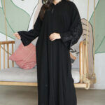 ⁦عبايه الماسة كريب بتطريز بشك اسود⁩ - الصورة ⁦2⁩