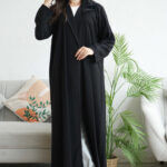 ⁦عباية بليزر بتطريز كحلي محدد من اطراف⁩ - الصورة ⁦2⁩