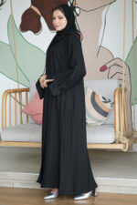 ⁦عباية كتف بتطريز اسود مخفي على اكمام⁩ - الصورة ⁦4⁩