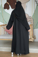 ⁦عباية كتف بتطريز اسود مخفي على اكمام⁩ - الصورة ⁦5⁩