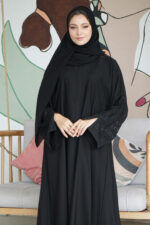 عباية كتف بتطريز اسود مخفي على اكمام