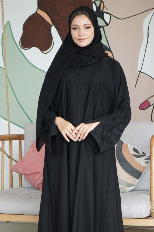 ⁦عباية كتف بتطريز اسود مخفي على اكمام⁩ - الصورة ⁦6⁩