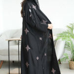 ⁦عباية كادي كلوش مطرزة بورود بيج كامل للعباية⁩ - الصورة ⁦4⁩