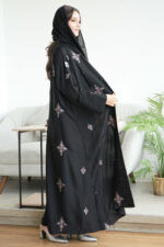 ⁦عباية كادي كلوش مطرزة بورود بيج كامل للعباية⁩ - الصورة ⁦4⁩