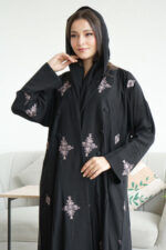 ⁦عباية كادي كلوش مطرزة بورود بيج كامل للعباية⁩ - الصورة ⁦5⁩