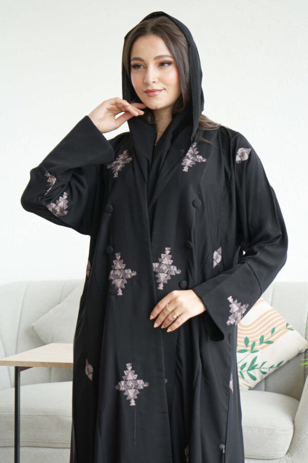 ⁦عباية كادي كلوش مطرزة بورود بيج كامل للعباية⁩ - الصورة ⁦5⁩