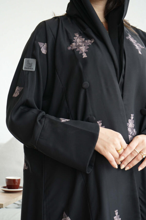 ⁦عباية كادي كلوش مطرزة بورود بيج كامل للعباية⁩ - الصورة ⁦7⁩