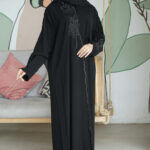 ⁦عباية كريب بتطريز اسود محدده بورود⁩ - الصورة ⁦2⁩