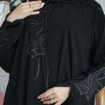 ⁦عباية كريب بتطريز اسود محدده بورود⁩ - الصورة ⁦5⁩