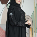 ⁦عباية كريب بتطريز اسود محدده بورود⁩ - الصورة ⁦6⁩