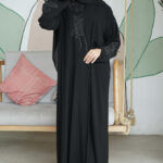 ⁦عباية كريب بتطريز اسود محدده بورود⁩ - الصورة ⁦7⁩