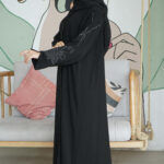 ⁦عباية كريب بتطريز اسود محدده بورود⁩ - الصورة ⁦3⁩