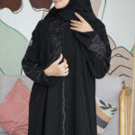 عباية كريب بتطريز اسود محدده بورود
