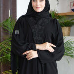 عباية بليزر كريب بشك اسود و خيوط مخفية بشك