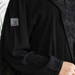 ⁦عباية بليزر كريب بشك اسود و خيوط مخفية بشك⁩ - الصورة ⁦2⁩