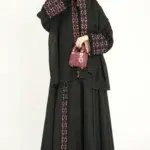 ⁦عباية برغندي كلوش بتطريز كلفه مخمل عنابي⁩ - الصورة ⁦4⁩