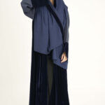 ⁦عباية بليزر مخمل كحلي بحواف كتان⁩ - الصورة ⁦9⁩